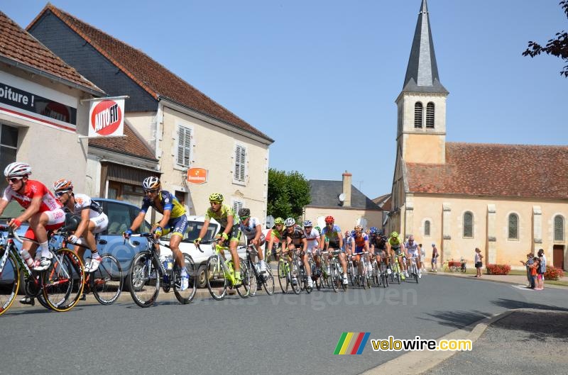 The peloton in Mers-sur-Indre (2)