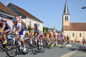 The peloton in Mers-sur-Indre (3) (387x)