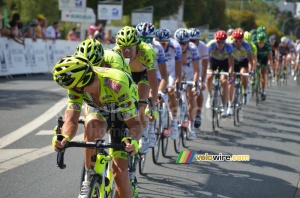 Farnese Vini & FDJ-BigMat leading the peloton (715x)
