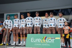 The AG2R La Mondiale team (450x)