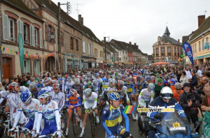 Le peloton au départ à Châteauneuf-en-Thymerais (529x)