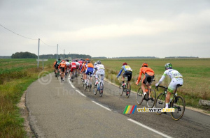 Le peloton poursuit sa route (335x)