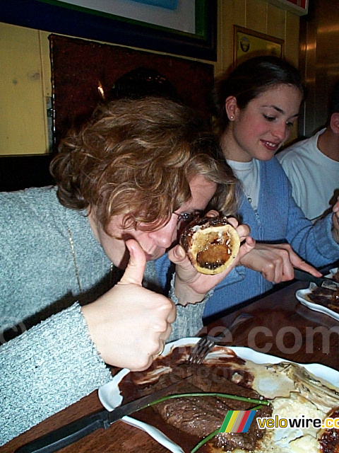 Isabelle geniet van haar eten!