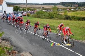 The BMC team at the head of the peloton (375x)