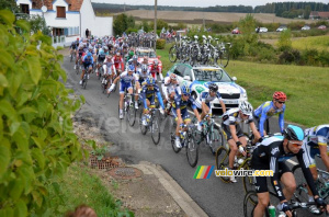 Le peloton se fait doubler par des voitures (617x)