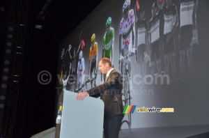 Christian Prudhomme and the distinctive jerseys (490x)