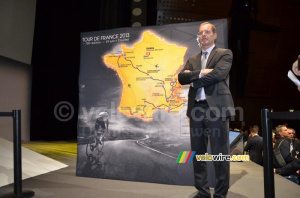 Christian Prudhomme poses next to the Tour de France 2013 map (696x)
