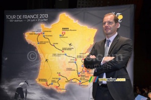 Christian Prudhomme poses next to the Tour de France 2013 map (2) (516x)