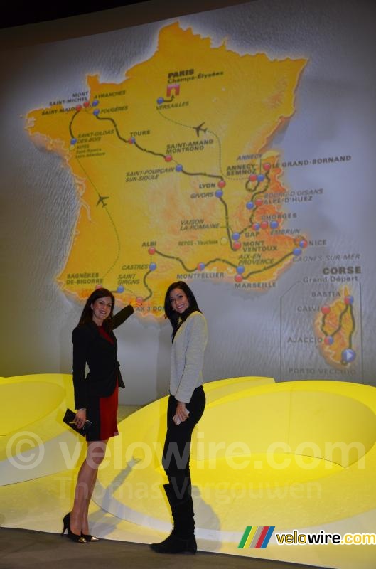 Elsa & Magalie devant la carte du Tour de France 2013