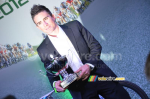 Samuel Dumoulin (Cofidis) with his prize (737x)