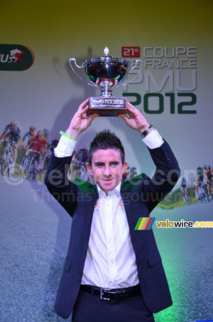 Samuel Dumoulin (Cofidis) with his prize (3) (526x)