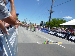 The peloton at the first crossing of the finish line (386x)