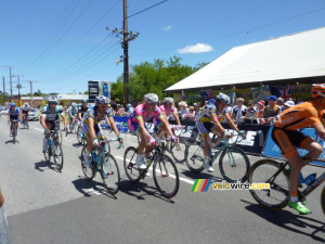 Le peloton près de l'arrivée (452x)