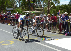 Simon Gerrans starts the sprint against Tom-Jelte Slagter (669x)