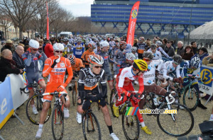 The peloton at the start (594x)