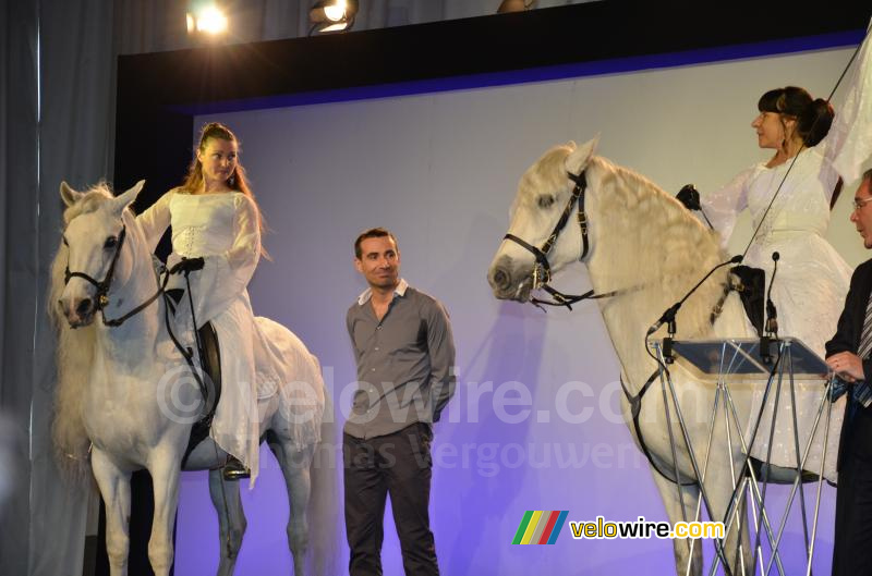 David Moncoutié vereerd door twee paarden