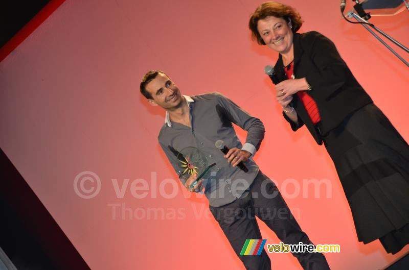 David Moncouti ontvangt een trophee van Annie Gain (voorzitter directie Cofidis)