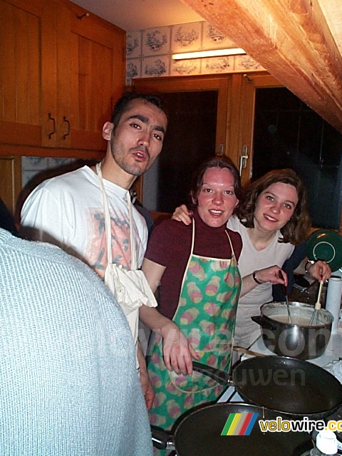 Fabian, Virginie en Marie aan het pannenkoeken bakken