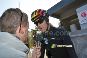 Sébastien Géoris (RTBF) en plein interview de Tom Boonen (OPQS) (629x)