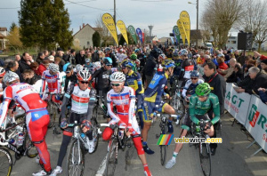 The peloton ready for the start in Vimory (610x)