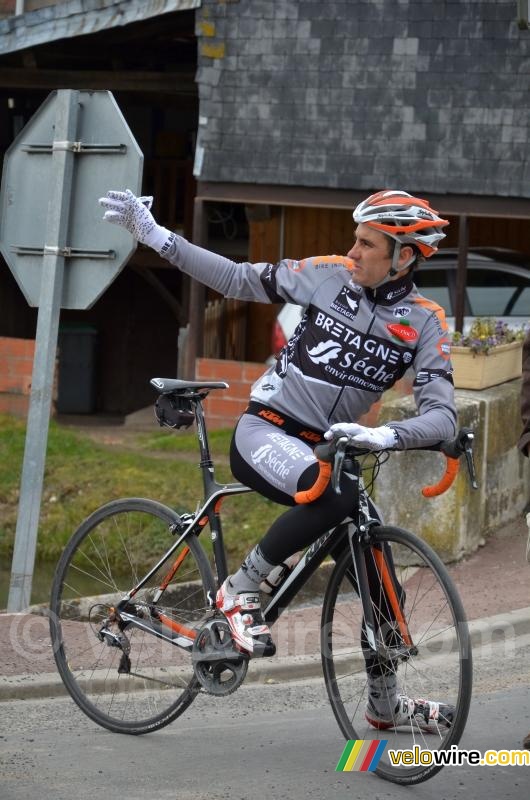 Renaud Dion (Bretagne-Séché) venu encourager les coureurs de Paris-Nice