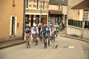 The peloton back together in Autry-le-Châtel (540x)