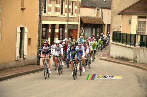 Le peloton regroupé à Autry-le-Châtel (540x)