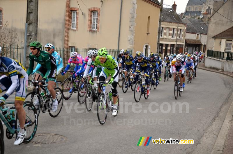 Het peloton weer samen in Autry-le-Chtel (2)