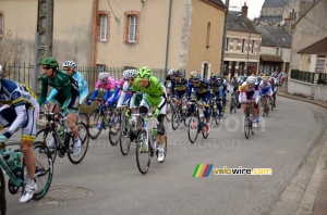 The peloton back together in Autry-le-Châtel (2) (470x)