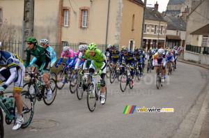 Le peloton regroupé à Autry-le-Châtel (2) (470x)