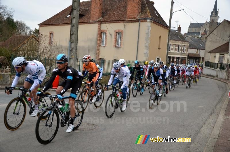 The peloton back together in Autry-le-Châtel (3)