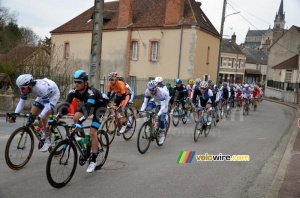 The peloton back together in Autry-le-Châtel (3) (439x)
