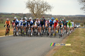 Le peloton à la sortie de Blet (544x)