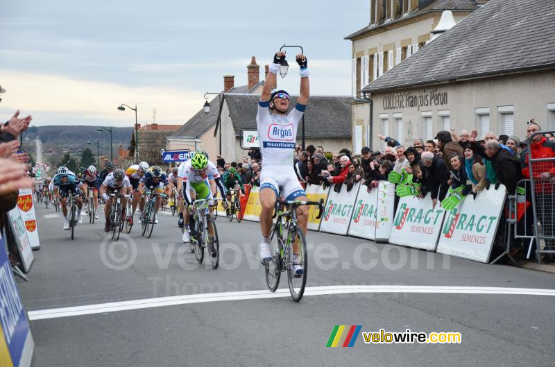 Marcel Kittel (Argos-Shimano) pakt de overwinning in Cérilly