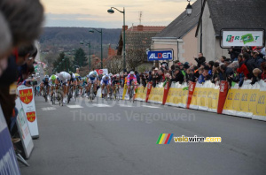 Marcel Kittel (Argos-Shimano) already ahead at 50m (488x)