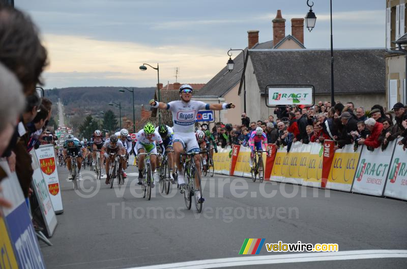 Marcel Kittel (Argos-Shimano) pakt de overwinning in Cérilly (2)