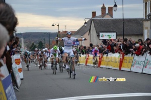 Marcel Kittel (Argos-Shimano) takes the victory in Cérilly (2) (453x)