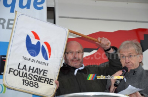 The mayor of La Haye Fouassière with a flag of the start of a Tour stage (613x)