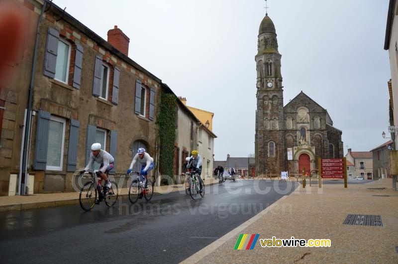 De kopgroep nog altijd in de regen (2)