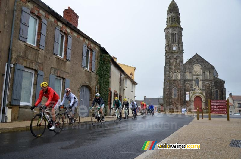 Het peloton voor de kerk van Saint-Fiacre