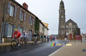 Le peloton à l'église de Saint-Fiacre (242x)