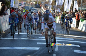Yauheni Hutarovich (AG2R La Mondiale) remporte le sprint du peloton (678x)