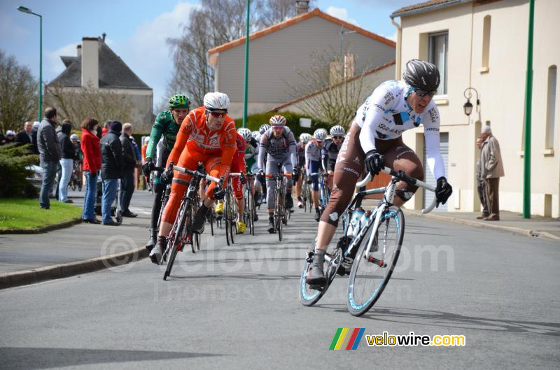 Het peloton net voor de Côte du Cimetière