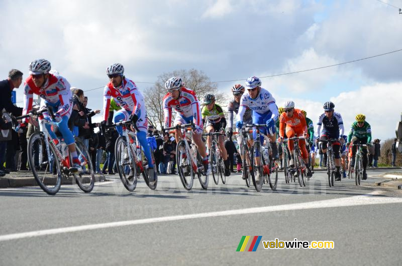 Het peloton met Rusvelo aan kop