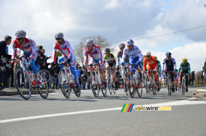 The peloton led by Rusvelo (298x)