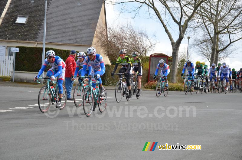 Het peloton aangevoerd door Androni