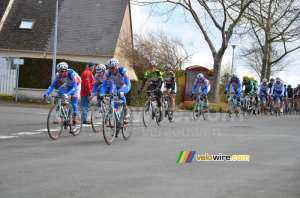 Le peloton avec Androni en tête (354x)