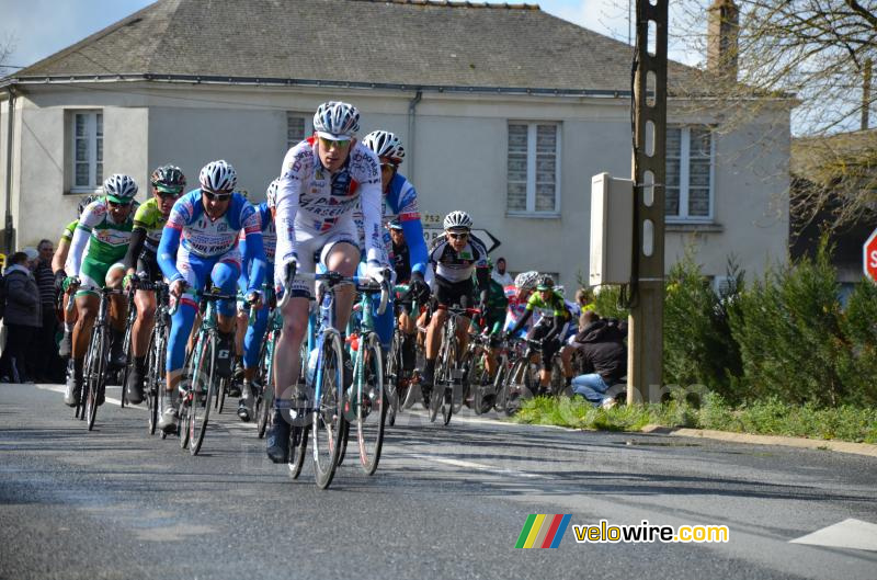 Het peloton in La Croix Baron