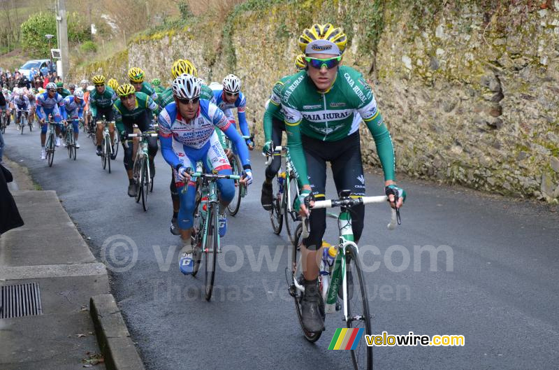 Le peloton dans la Côte de Bohardy