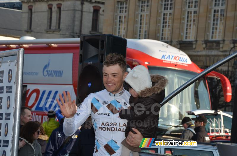 Steve Chainel (AG2R La Mondiale) met zijn dochtertje